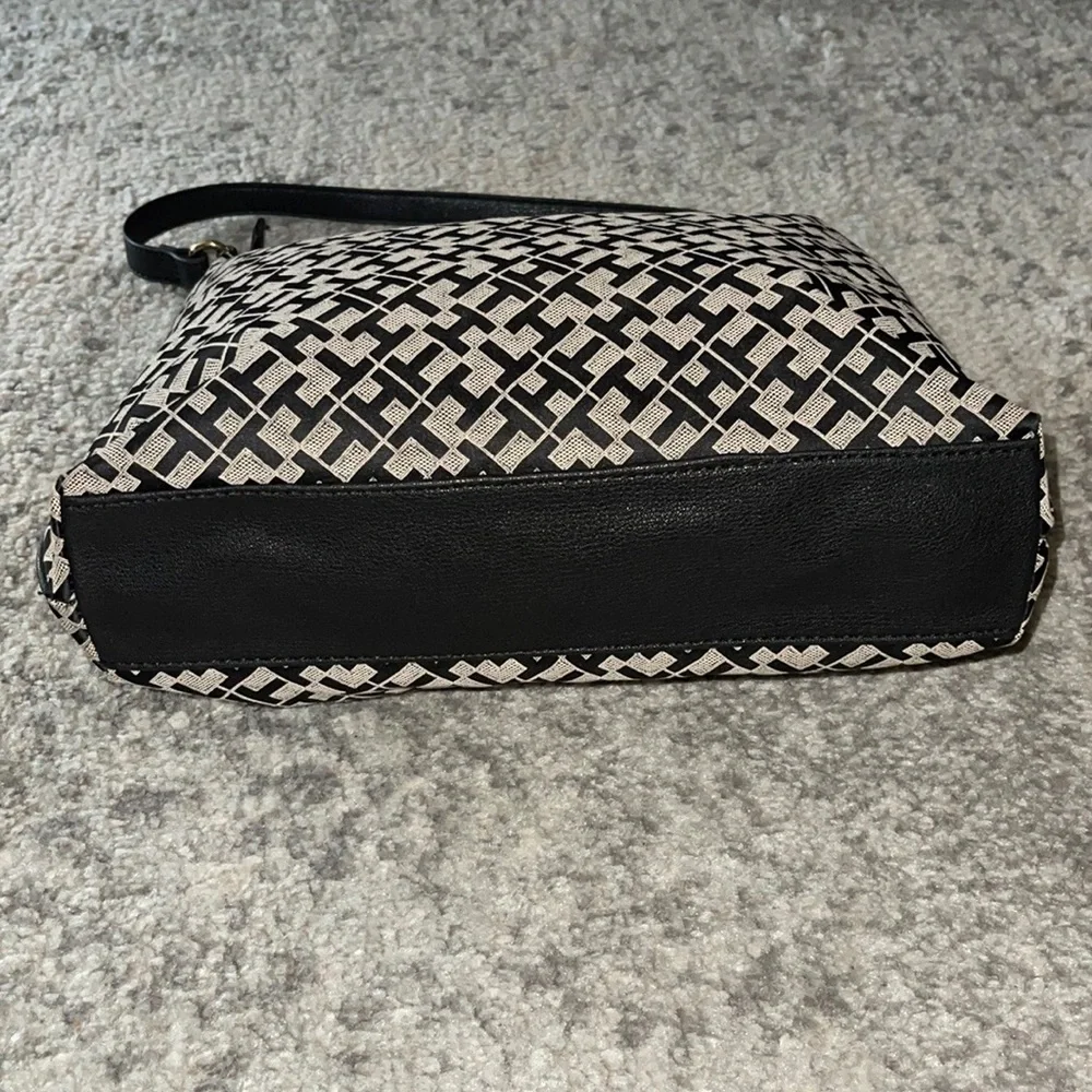 Tommy Hilfiger Logo Black Leather Bag w/deep front outer pocket